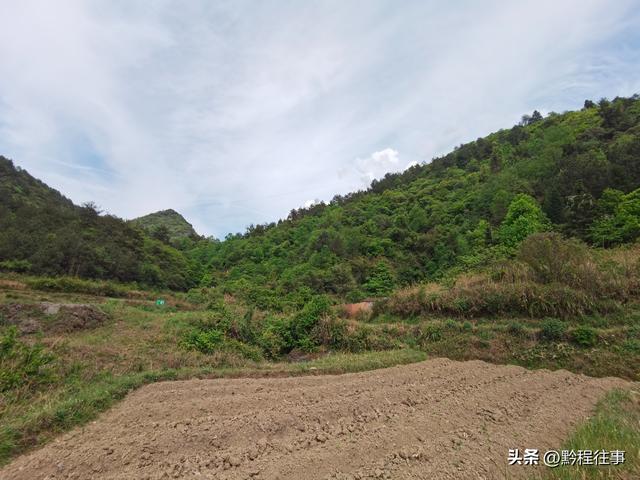 探险贵州深山原始溶洞，遇见一个躲匪洞、一座红军坟