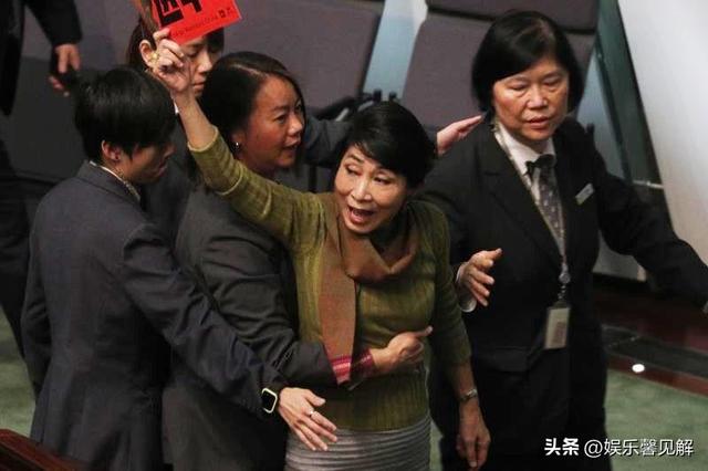自食恶果！否认中国籍拒唱国歌，俩儿子定居国外，她下场如何？
