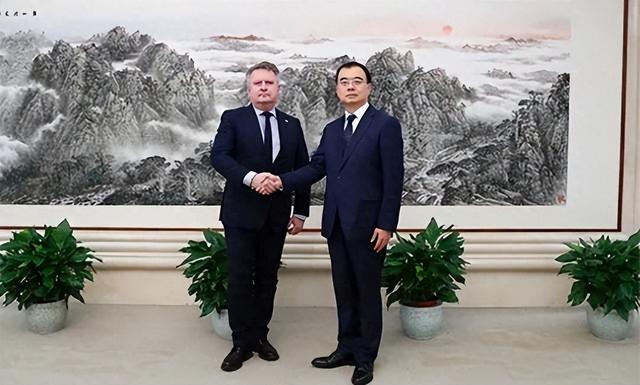 翻脸比翻书快，泽连斯基突然通知中国，准备迎接乌克兰的最新制裁