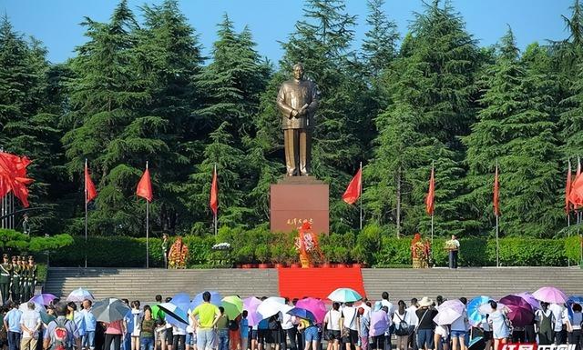 66年毛主席隐居滴水洞11天，期间只出来过一次，坐轮椅走了300米