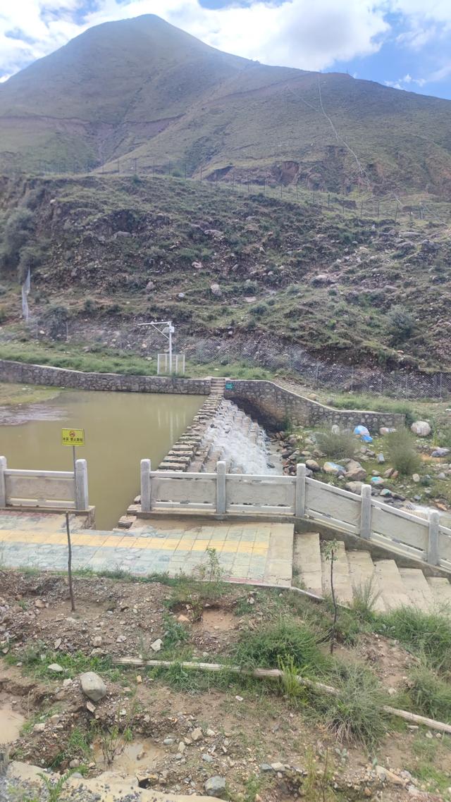 拉萨天堂草原没有草原，或许山上的草就是所谓草原