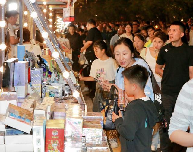 新民大街放大招：市集、花车巡游，承包你的假期快乐！