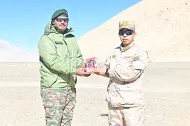 中印边境士兵互赠礼物，中国送的礼绝了，说明我军心里完全有数图片