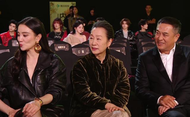 孩子父亲真相大白一月后	，奚美娟低调露面，手足无措，落寞呆坐