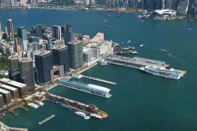 1996年，他与董建华竞选特首失败，没想到，却成了香港头号包租公
