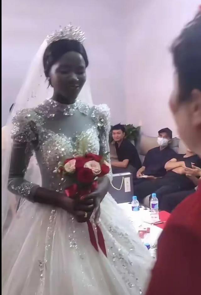 河北小伙娶肯尼亚新娘惊呆全村！不要彩礼，新娘浓妆红裙美炸了！