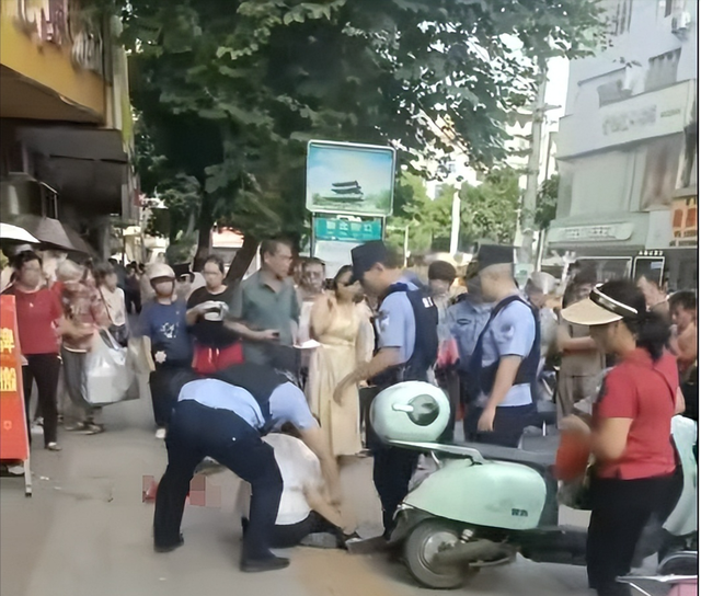 陌生女子当街锤击小孩已被警方带走