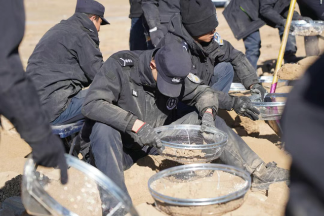 青海警方侦破一起长达16年命案积案：两名犯罪嫌疑人被缉拿归案，警方在高原上挖地40立方米找到部分遗骸