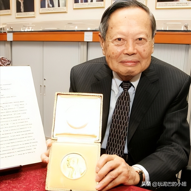 杨振宁追悼会现场！翁帆站首位神情悲伤，64岁老者曝杨老两个贡献