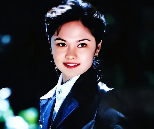 她是天生丽质的美女演员，嫁给军委副主席之子，离婚后成知名画家