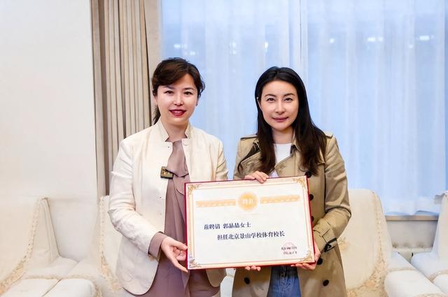 霍启刚高调官宣喜讯仨月	，郭晶晶再破天花板，让整个贵妇圈沉默了