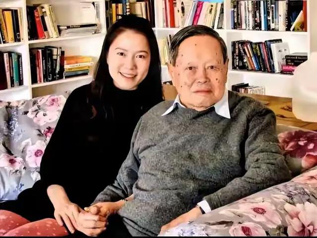 翁帆与杨振宁大儿子合照曝光，文质彬彬气质儒雅，比继母大20多岁