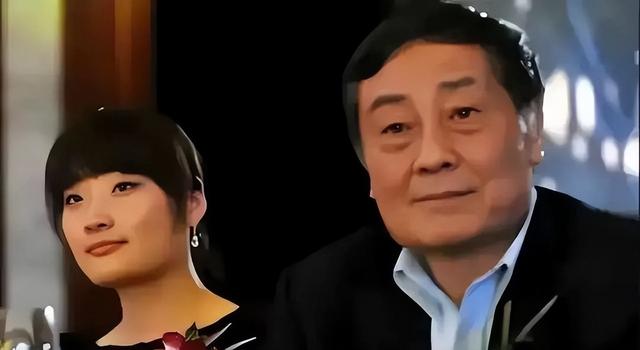 杜建英大学照片曝光，难怪能上位！两儿子名字暗藏深意，手握资本