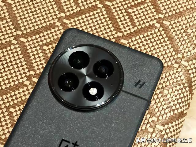 都是3199元，小米15和一加13哪个更强？该怎么选？