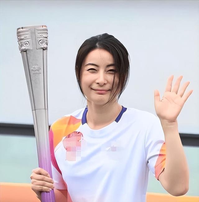 霍震霆没想到，44岁儿媳郭晶晶再次官宣喜讯，让整个阔太圈沉默了