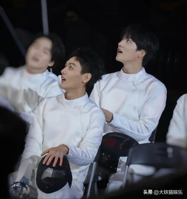 原来他们是亲兄弟，哥哥演短剧霸总，弟弟演长剧男主，颜值差别大