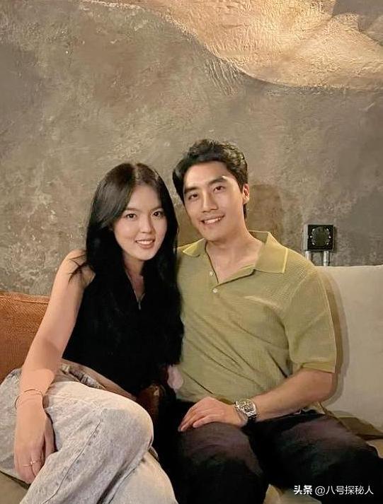 李咏病逝六年后！女儿毕业哥大，法图麦晒男友合影，两人有夫妻相