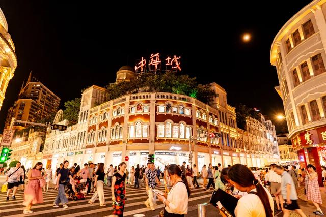 7个周同学大娃首次集结！百年老街变身“奇幻游乐园”→
