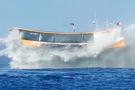 中方被逼动手，水炮击穿菲船只玻璃，美舰全程围观，不敢靠近一步图片