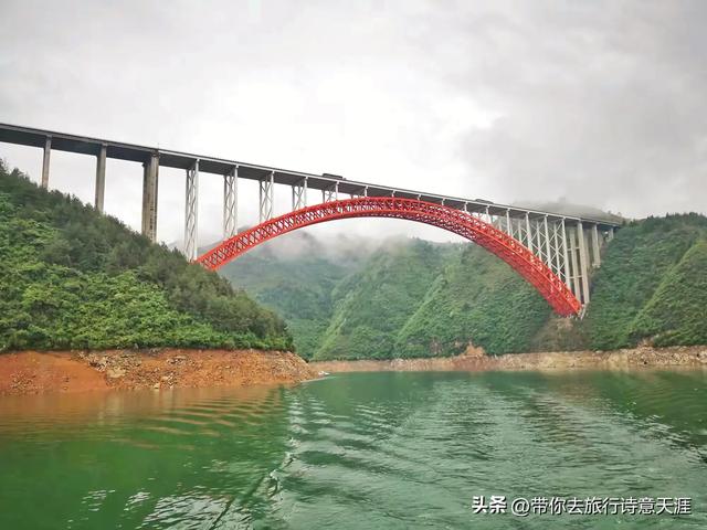 长江支流上的小三峡和小小三峡的峡谷风光