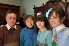 孙俪晒与母亲合照，孙妈妈好年轻漂亮面相变柔和，母女同框像姐俩图片