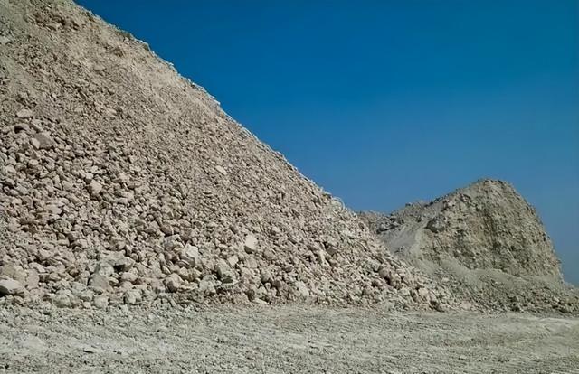 刚拿下稀土大单，特朗普又要开第二枪，全球收到通告，中国被做局