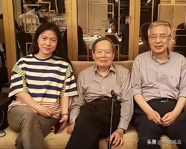 杨振宁离世不到1个月，与翁帆领证留影被扒，他当时一脸不好意思