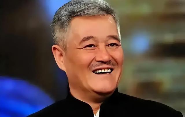 钱再多有用吗？68岁赵本山近况曝光，三人打伞伺候，女儿是心头病