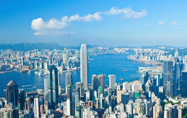 大量香港游客涌入新疆，不看景点不吃羊肉串，跑这么远是想啥？