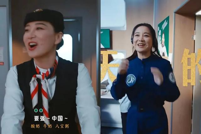 43岁贾玲新动态：大波浪烈焰红唇现身再创颜值巅峰，逆生长了这是