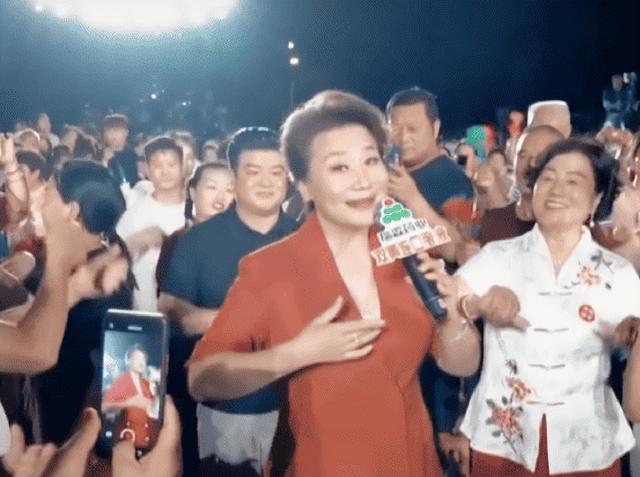 饭喂嘴里都不会吃, 和王为念离婚、艺名被收的小香玉, 终是自讨苦吃