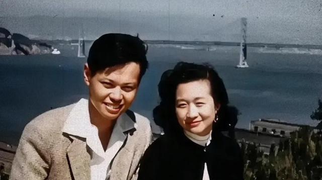 2021年，99岁杨振宁与72岁岳母罕见出镜，北京家中留影，翁帆胖了