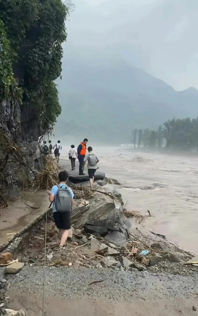 北京山洪凌晨夜袭“网红”露营地!3人遇难,4人失联!