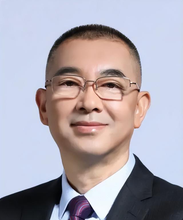 被曝藏身美国4个月，恒大前总裁再迎坏消息，许家印最后希望破灭