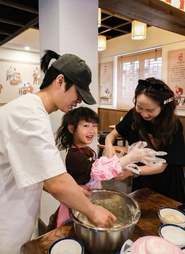 宜宾冠英古街秋假遛娃指南：非遗扎染、燃面研学、江边喂鱼，一站式玩透！