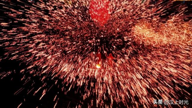 被佛坪王家湾圈粉了！锣鼓迎宾、非遗打铁花… 这仪式感直接拉满！