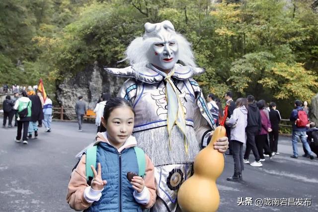 宕昌官鹅沟解锁流量密码！“小钻风”引爆山水景区新玩法
