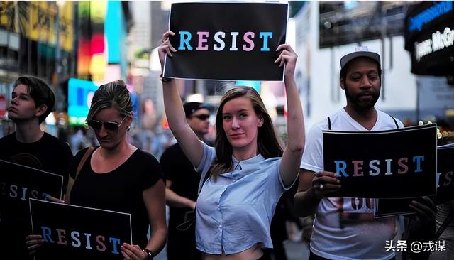 美国性别大战升级！护照卡“生理性别”，跨群体遭暴击，争议拉满