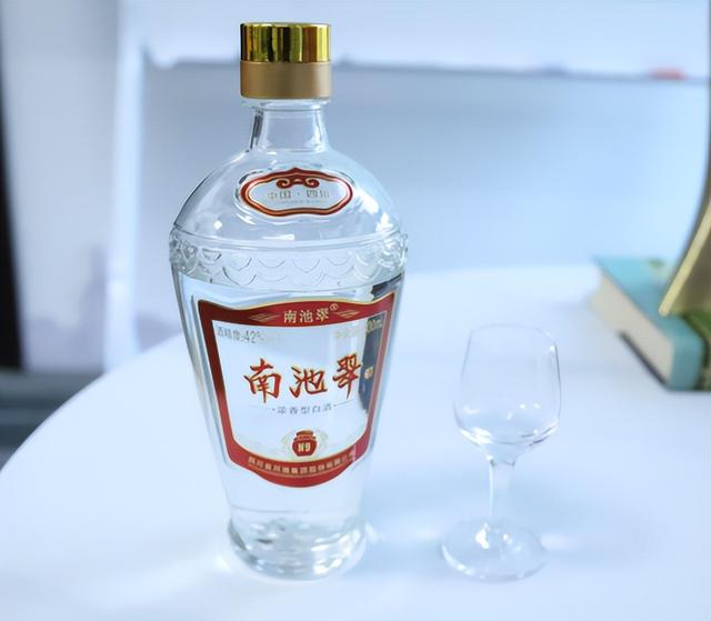 胖东来“光瓶酒”卖爆后	，又一白酒走红，100%纯粮酿造仅售128元