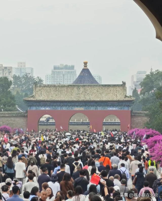 2025年10月5日，北京天坛发生的真实震撼场景，人山人海都看看吧