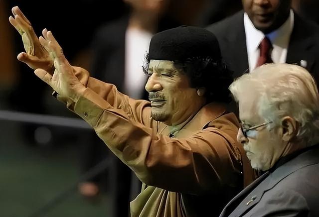 卡扎菲死前：躲进下水道被揪出，对打了他两巴掌的士兵说了两句话