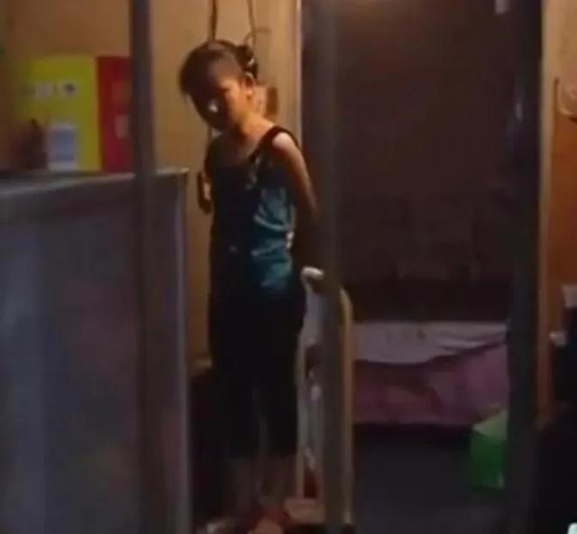 女生遭遇绑架,反绑双手如何成功逃脱?