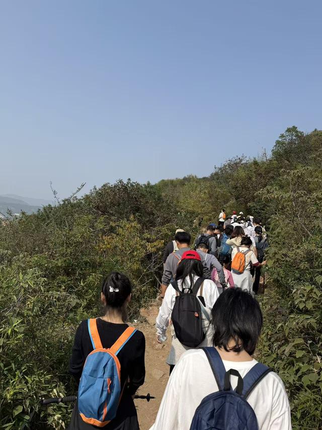 明胜社区“登山拾趣”：秋日登高“趣”公益 步履不停践文明