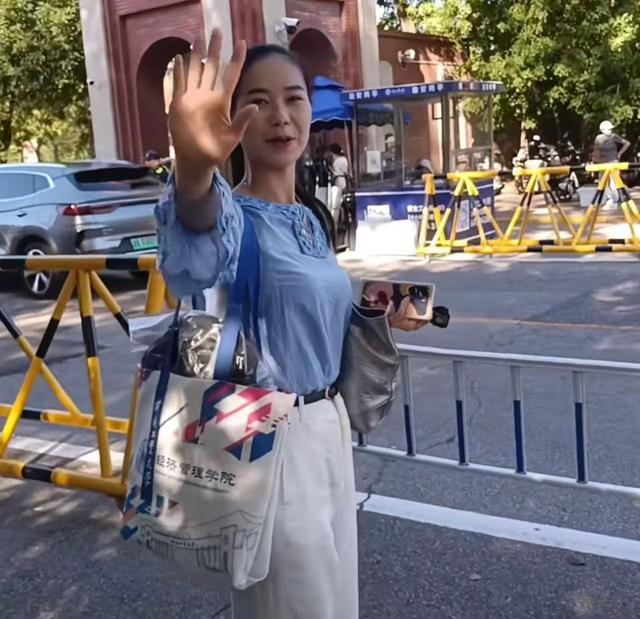 女民兵李思颖阅兵回家后仅半天，又官宣新身份，太牛了，全网恭喜