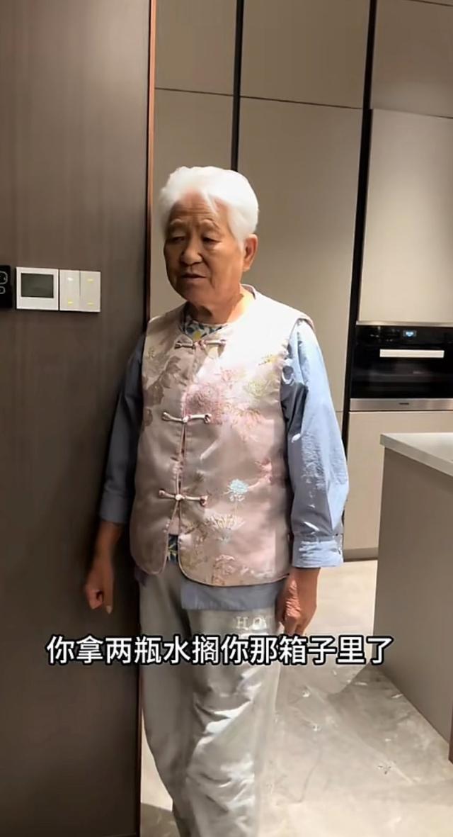 大孝！岳云鹏接80岁老妈住北京豪宅，3000万别墅阔气，媳妇是功臣
