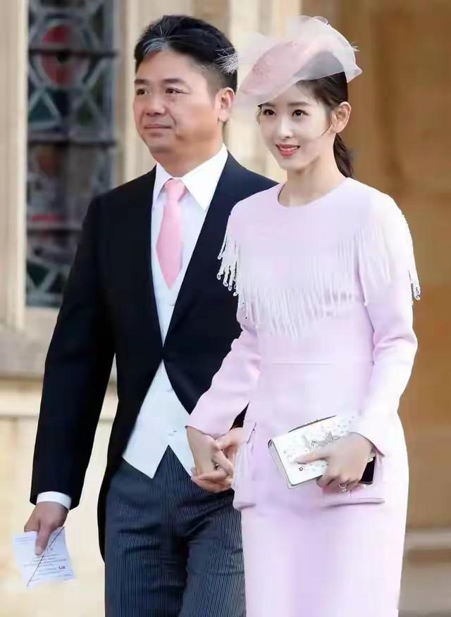 刘强东与章泽天在韩国APEC峰会上的亮相，与其说是商业大佬的天