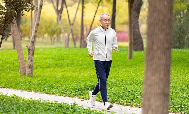 每天走1万步和跑步5公里，哪个运动效果好？