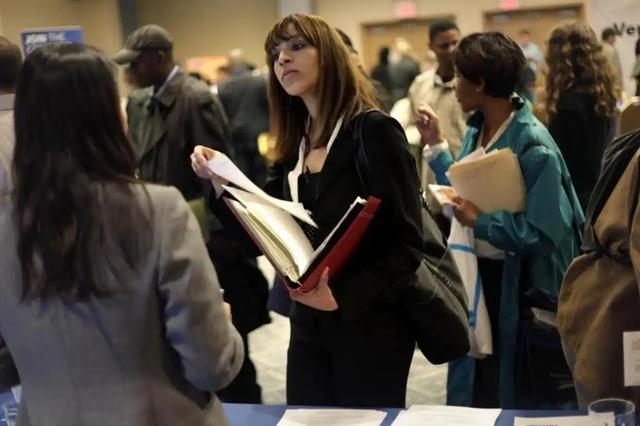 一天蒸发292亿！扎克伯格跌出富豪榜前三，Meta砸千亿赌AI疯了？