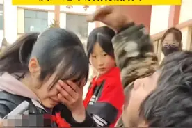 最美残缺90后拾荒者，与资助女孩第一次见面，女孩瞬间泪流满面图片