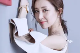 舒畅白色吊带裙银色高跟真美图片